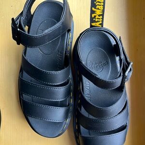 Dr. Martens BLAIRE HYDRO LEATHER PLATFORM STRAP SANDALS Womenβs 6 US / 37 EU